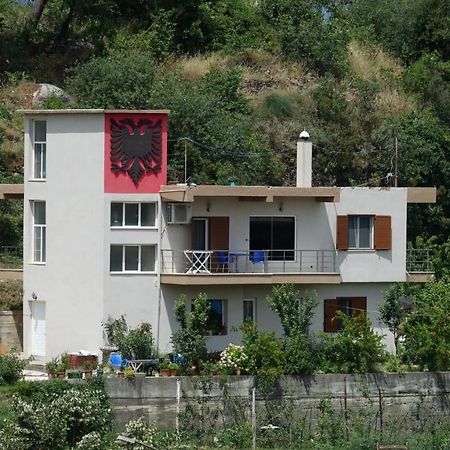 Eagle House Villa Permet Bagian luar foto